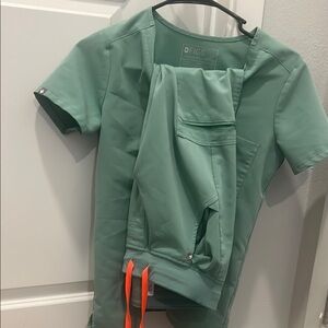 Figs Green Short Sleeve scrub top and petite jogger bottoms